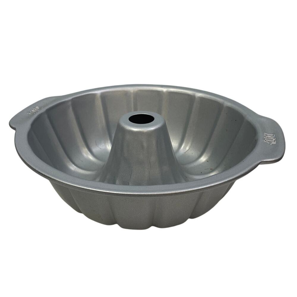 Tasty Non Stick Metal 10.5" Round Bakeware Bundt Pan Very Good Condition